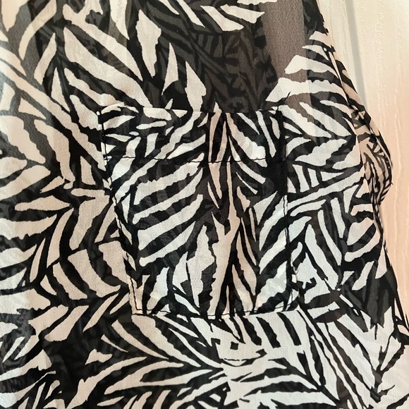 *🧡3/20$*NWOT*Black & White Leaf Pattern Flowy Tank Top - Picture 2 of 3